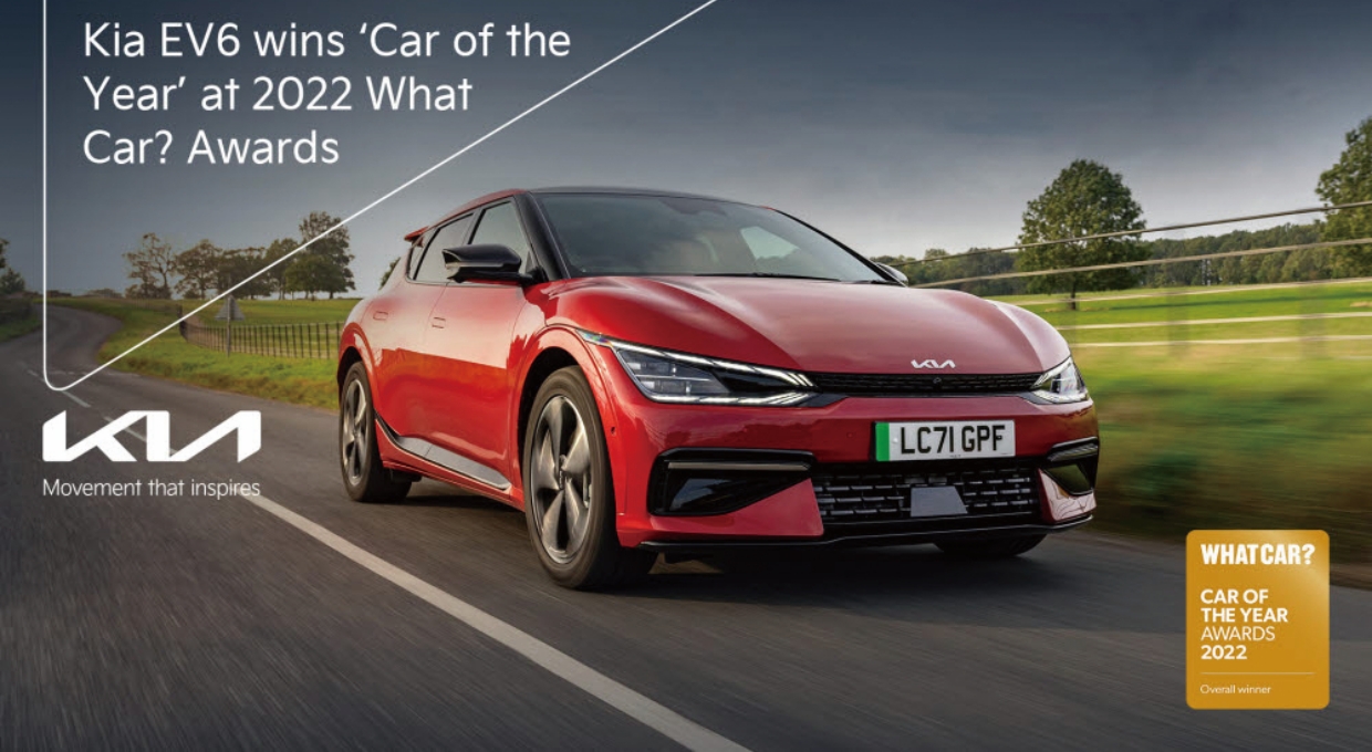 도로를 주행하는 기아 EV6 전측면부. Kia EV6 wins ‘Car of the Year’ at 2022 What Car? Awards