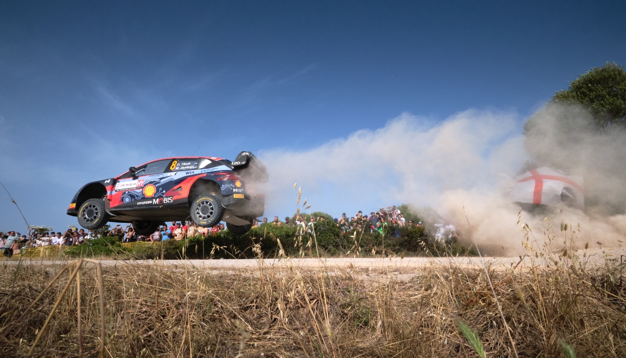 현대 i20 N WRC 랠리1이 점프하고 있는 모습