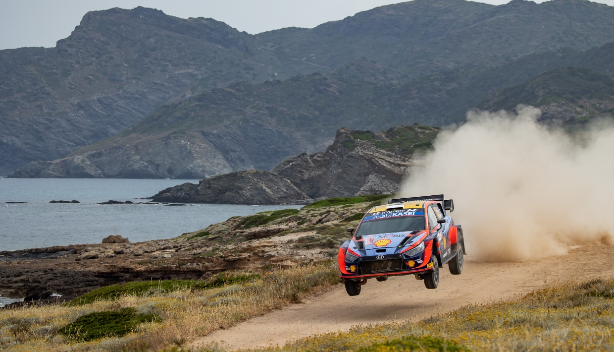 이탈리아 사르데냐 섬을 달리고 있는 현대 i20 N WRC 랠리1의 모습