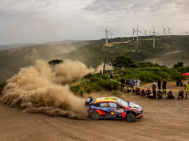 미끄러운 비포장도로를 달리는 현대 i20 N WRC 랠리1의 모습