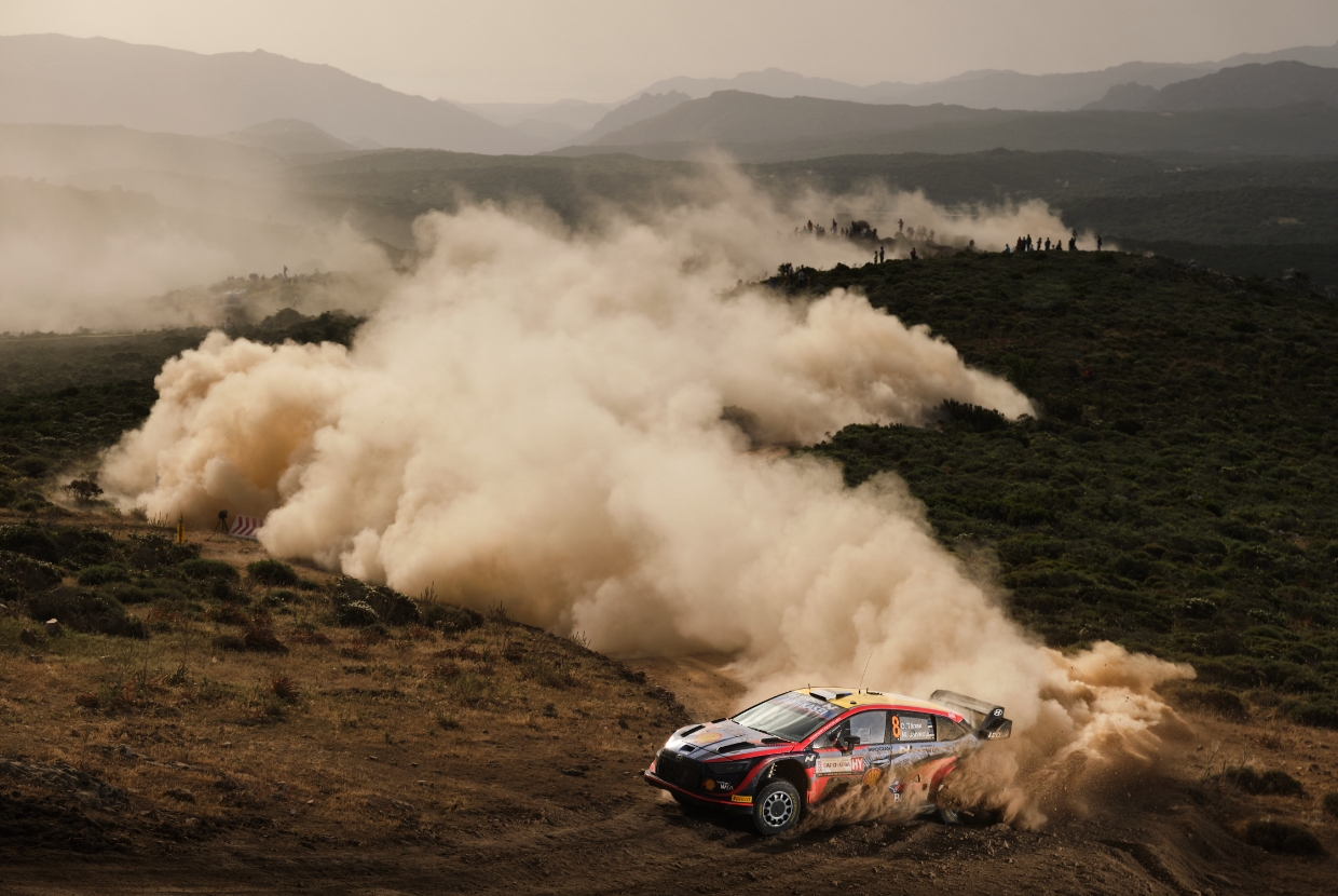 흙먼지를 일으키며 열정적으로 달리고 있는 현대 i20 N WRC 랠리1