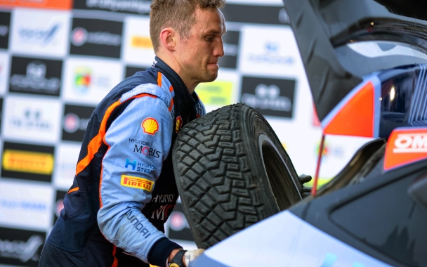 i20 WRC 랠리카에 스페어타이어를 싣는 모습