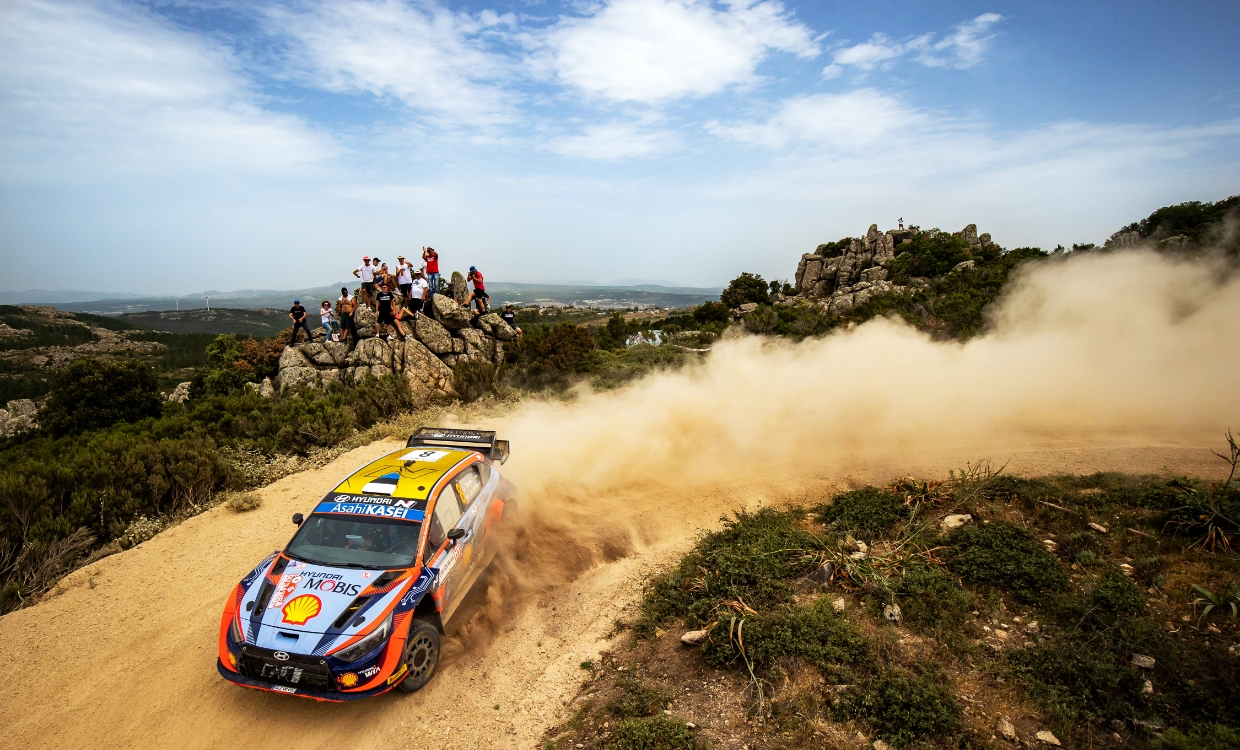 i20 WRC 랠리카가 역동적으로 주행하는 모습