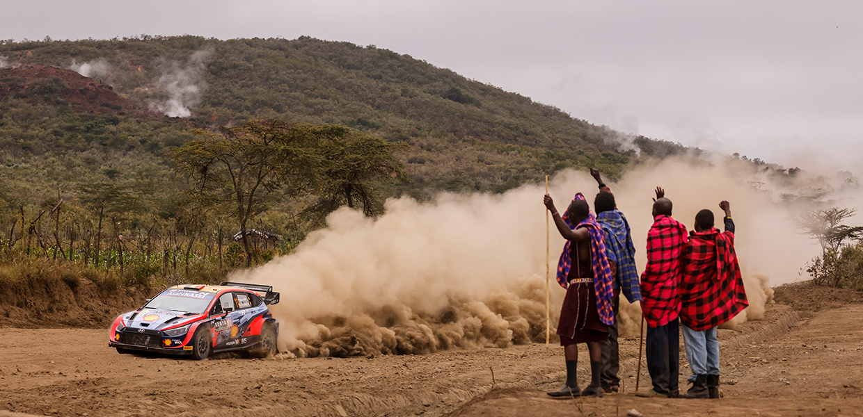 현대 i20 N WRC 랠리1의 경기를 응원하는 케냐 현지민들의 모습