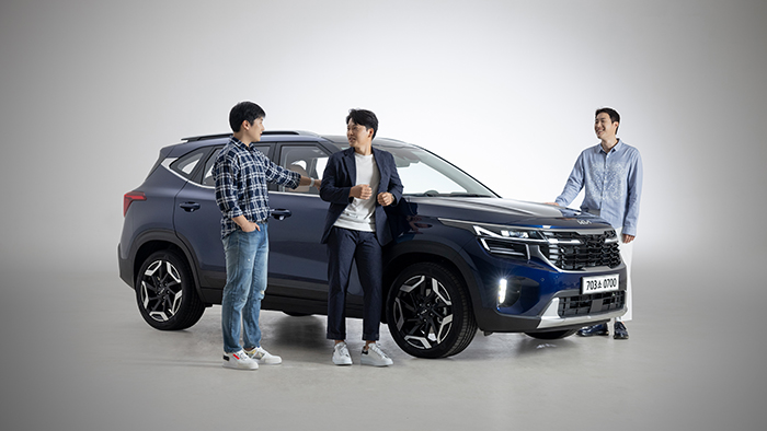 더 뉴 셀토스와 디자이너 3명이 함께 촬영한 모습