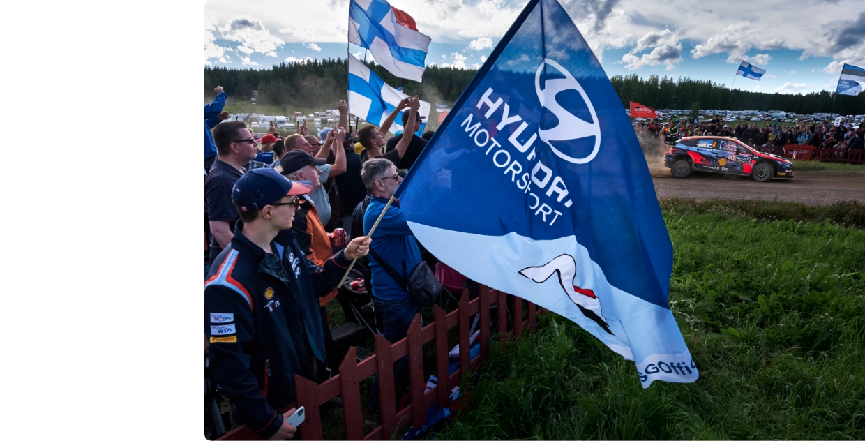 핀란드 랠리에서 바람에 나부끼는 현대모터스포츠 깃발의 모습