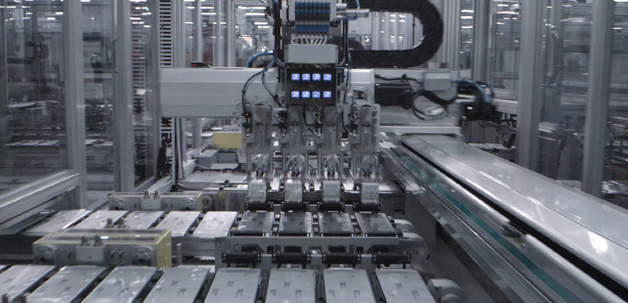 로봇이 GV60에 쓰일 배터리 셀을 운반하고 있는 모습