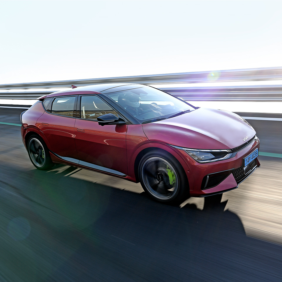 빠르게 주행하고 있는 EV6 GT