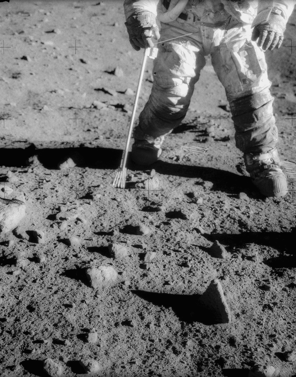 달의 표면을 탐사하고 있는 우주인의 모습