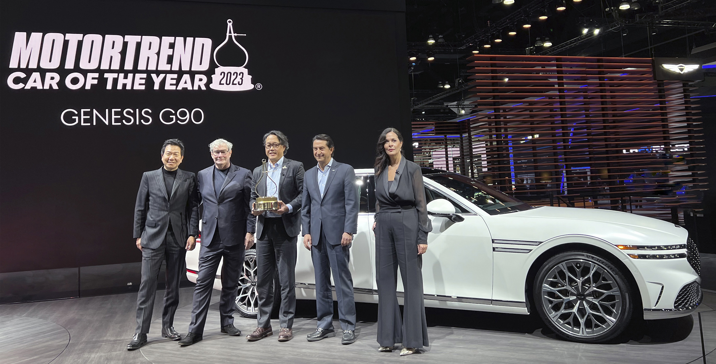 LA 오토쇼에서 모터트렌드 2023 올해의 차를 수상한 제네시스 G90와 제네시스 관계자들의 모습