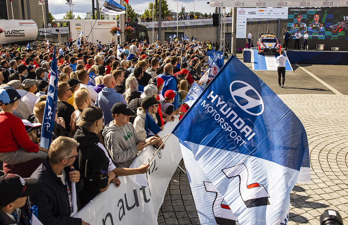 2022시즌 WRC 경기장을 찾은 랠리 팬들이 현대월드랠리팀을 응원하는 모습