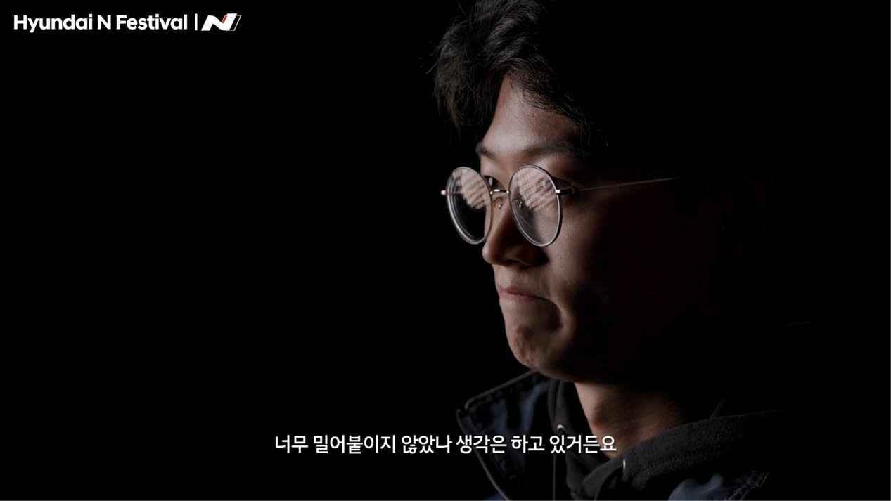 인터뷰 중인 드라이버의 모습