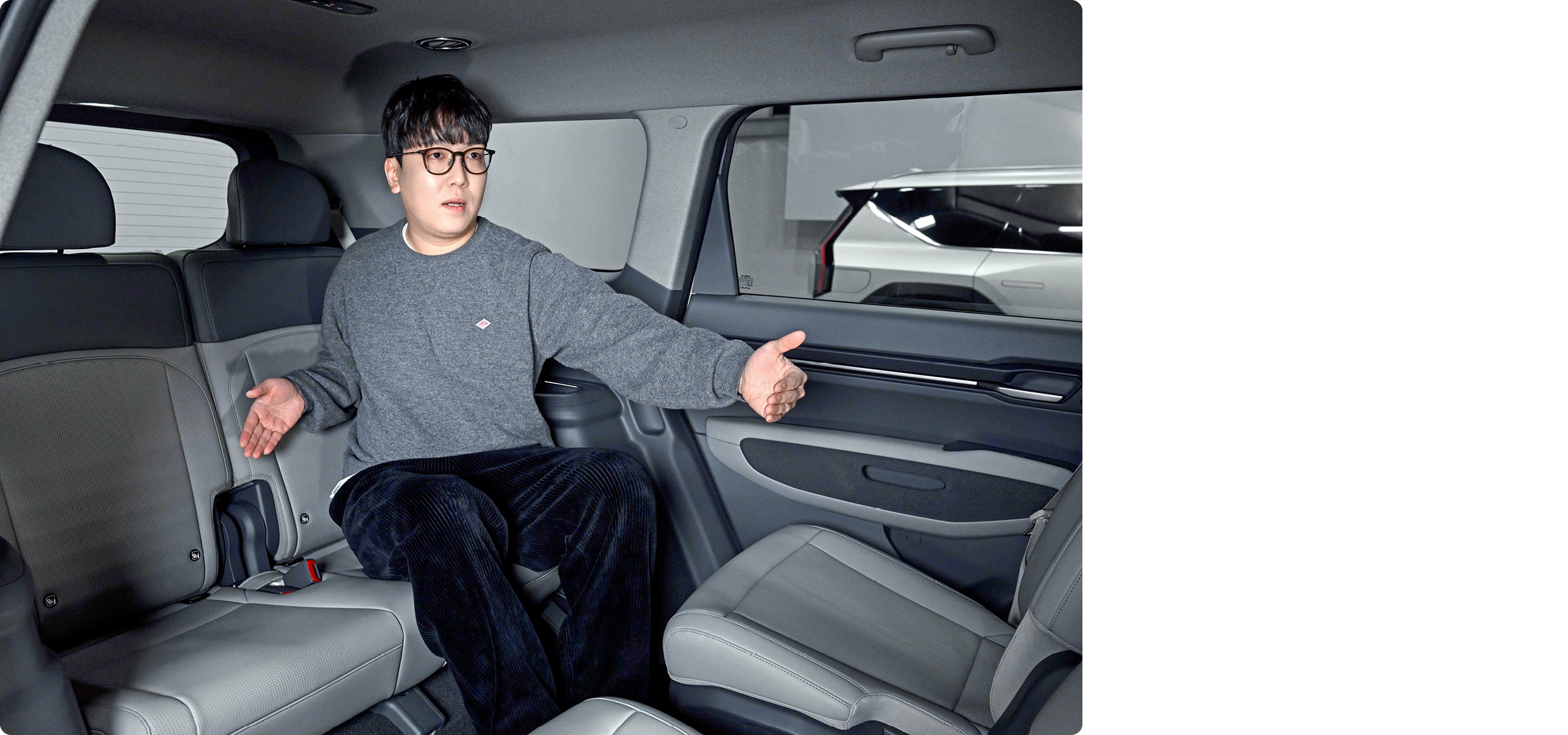 천보람 책임연구원이 EV9 뒷좌석에 앉아 설명하는 모습