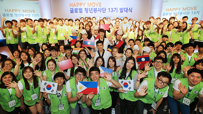 семья переезжает. заселение в квартиру. человек с коробками. Happy move. фотосессия в квартире.