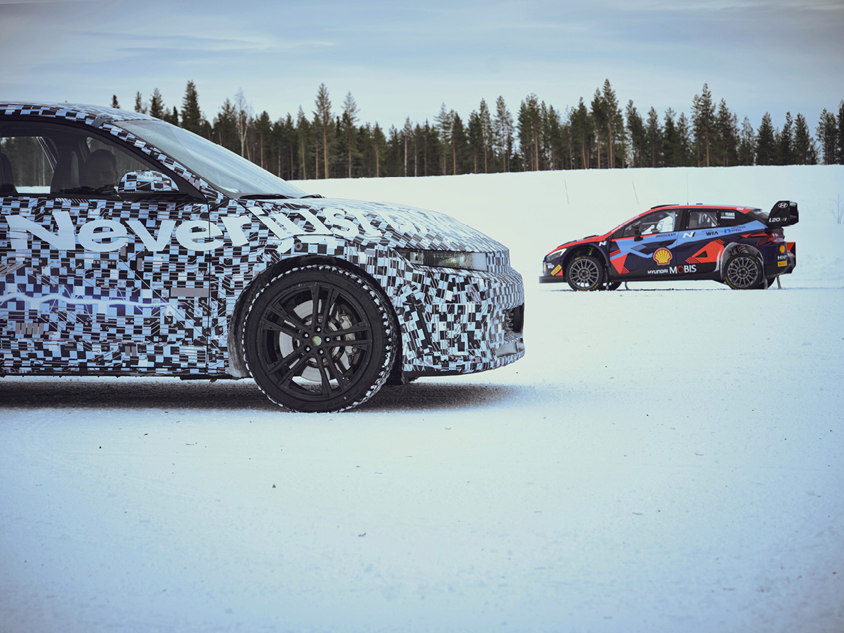 아이오닉 5 N과 i20 N WRC 랠리카가 눈길 위에서 마주보며 서 있는 모습