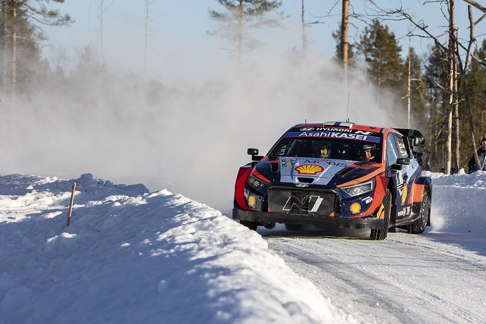 I20 N WRC 랠리카가 눈 위를 주행하는 모습