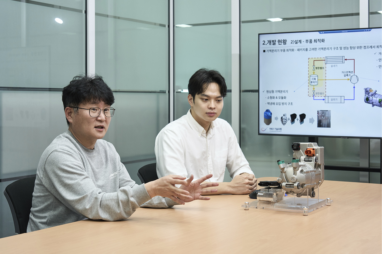 열에너지시스템리서치랩 연구원 두 명의 테이블에 앉아 설명하는 모습