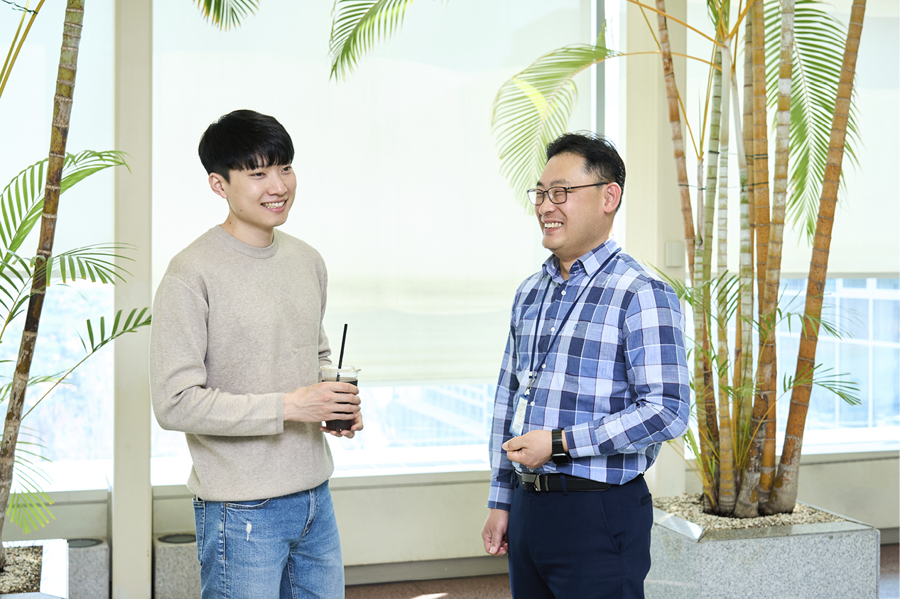 정호영 연구원과 안호찬 책임연구원이 서로 대화하는 모습