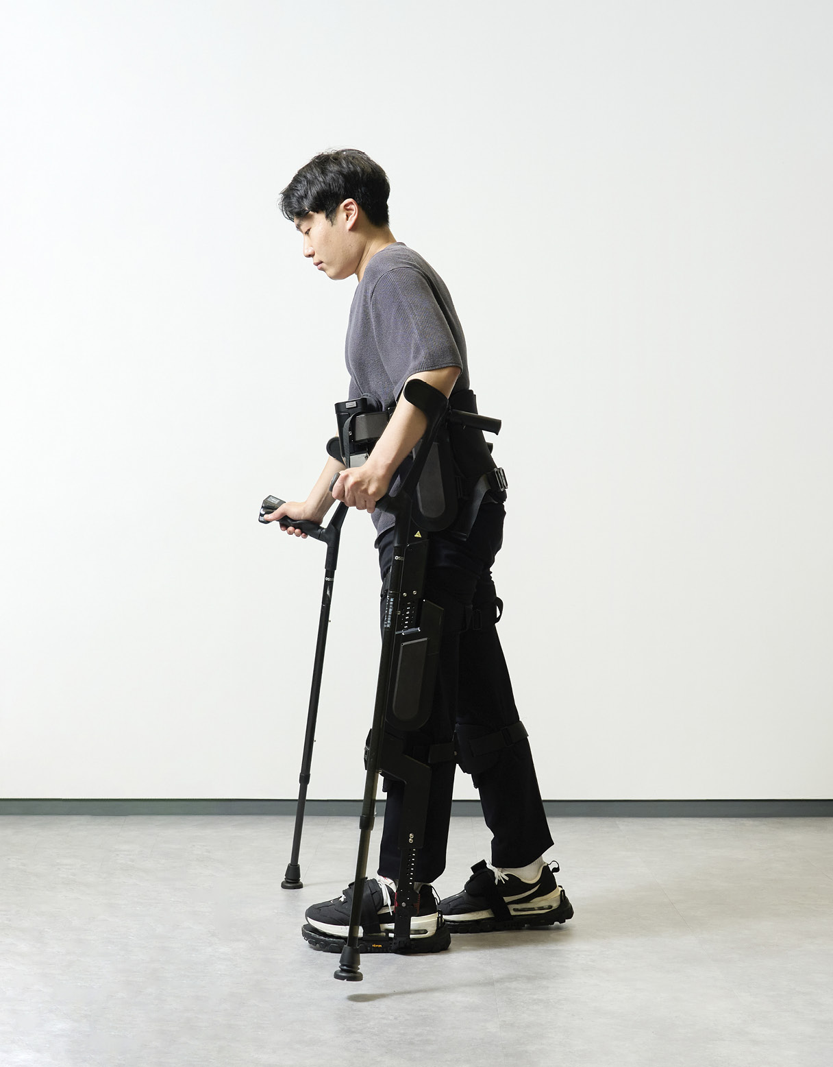 현대자동차 로보틱스랩 엑스블 멕스를 착용하고 걷는 모습