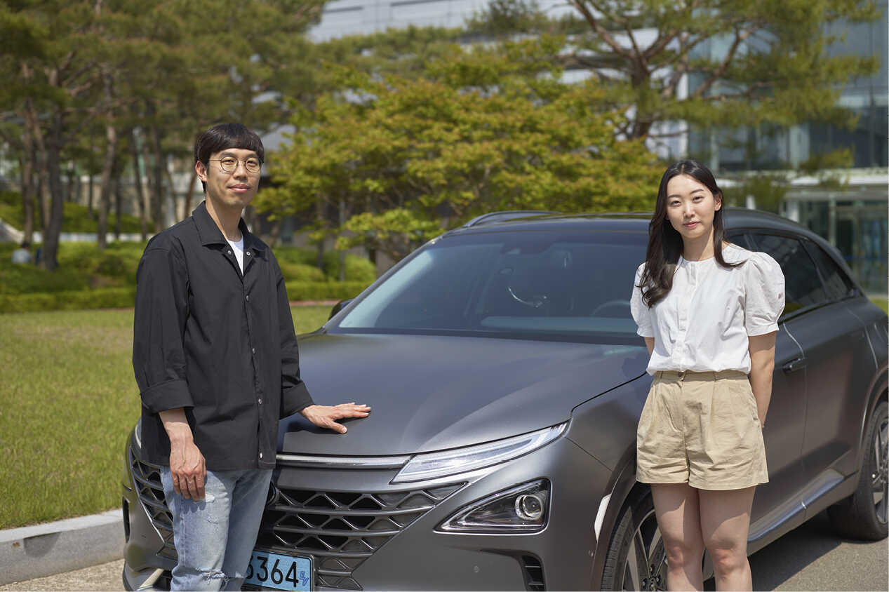 두 연구원이 넥쏘 앞에서 함께 서있는 모습