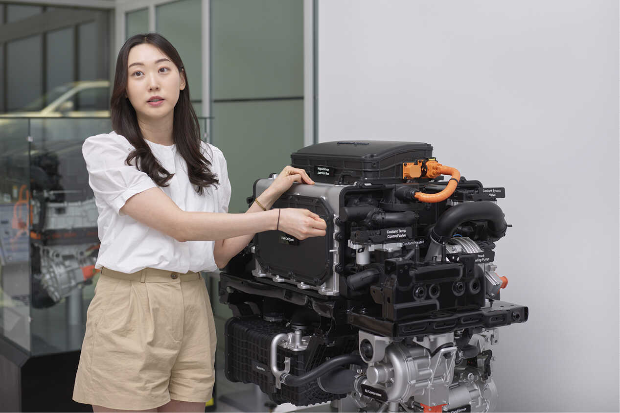 수소연료전지에 대해 설명하는 김수지 연구원