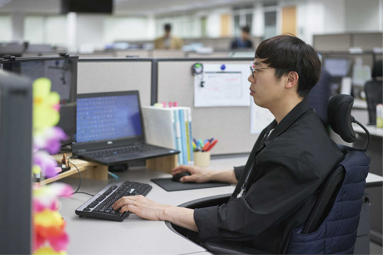 컴퓨터로 자료를 살펴보는 중인 이중재 책임연구원