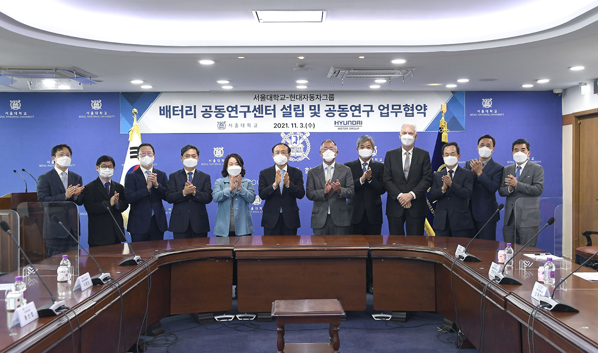 현대차그릅과 서울대학교 관계자가 배터리 공동연구센터 업무 협약 행사에 참여한 모습