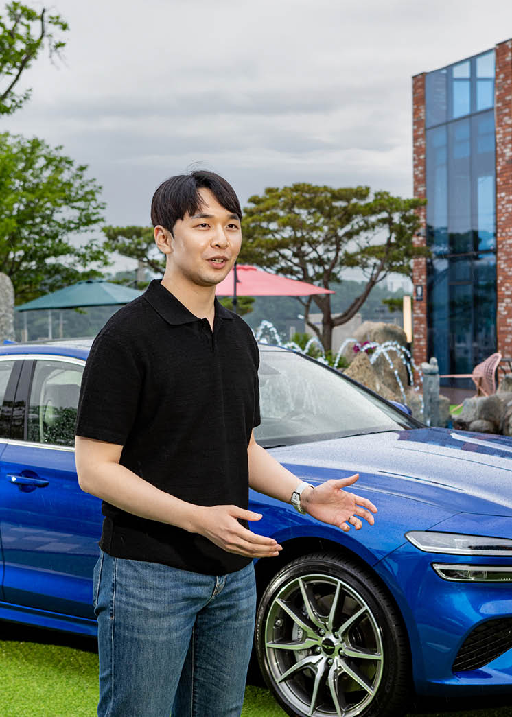 G70의 특징에 대해 설명하는 연구원의 모습