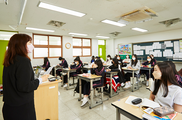 1사1교 금융교육을 진행하고 있는 모습