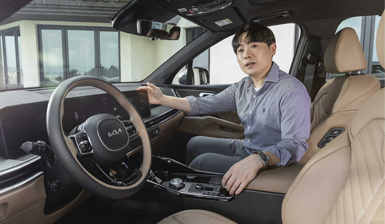 조수석에 앉은 남성이 카메라를 향해 설명하는 모습