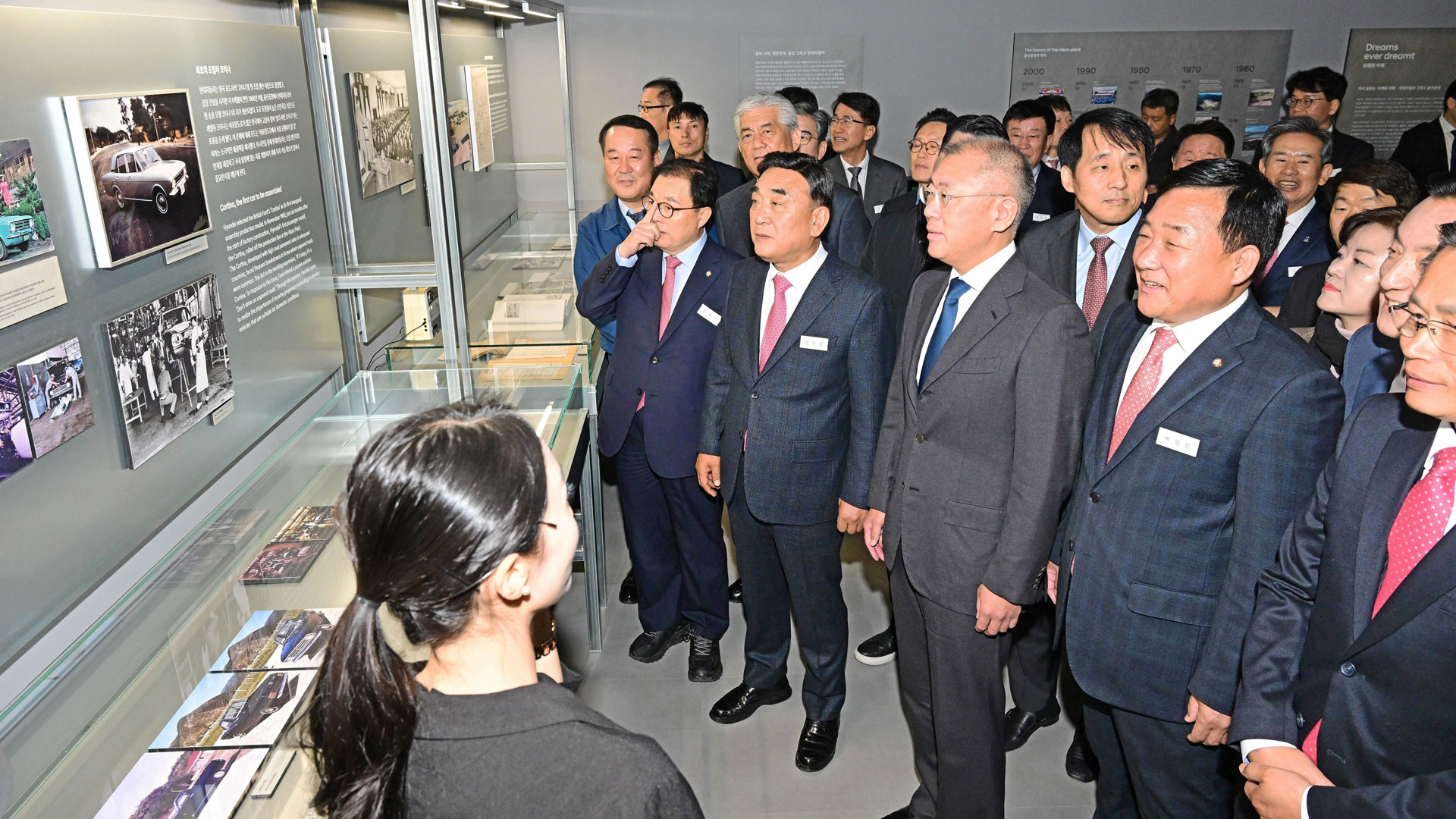 현대차그룹 정의선 회장을 비롯한 주요 관계자들이 울산 EV 전용공장 기공식 맞아 진행되는 헤리티지 전시를 관람하고 있는 모습-2