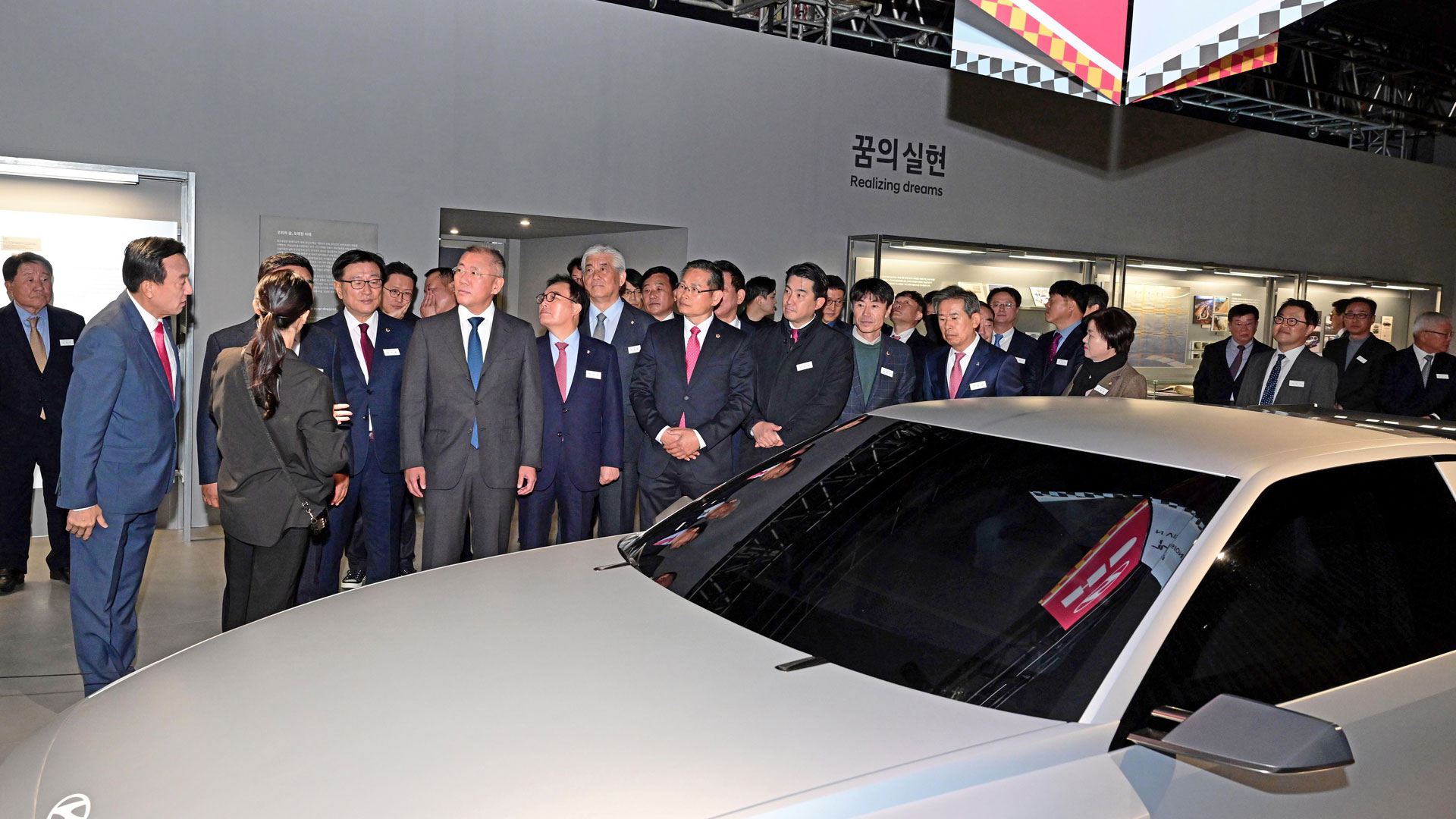 현대차그룹 정의선 회장을 비롯한 주요 관계자들이 울산 EV 전용공장 기공식 맞아 진행되는 헤리티지 전시를 관람하고 있는 모습-3