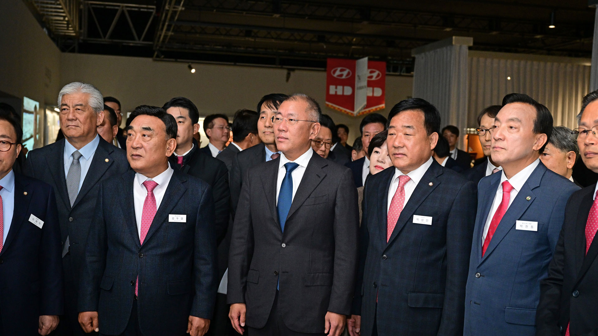 현대차그룹 정의선 회장을 비롯한 주요 관계자들이 울산 EV 전용공장 기공식 맞아 진행되는 헤리티지 전시를 관람하고 있는 모습-4