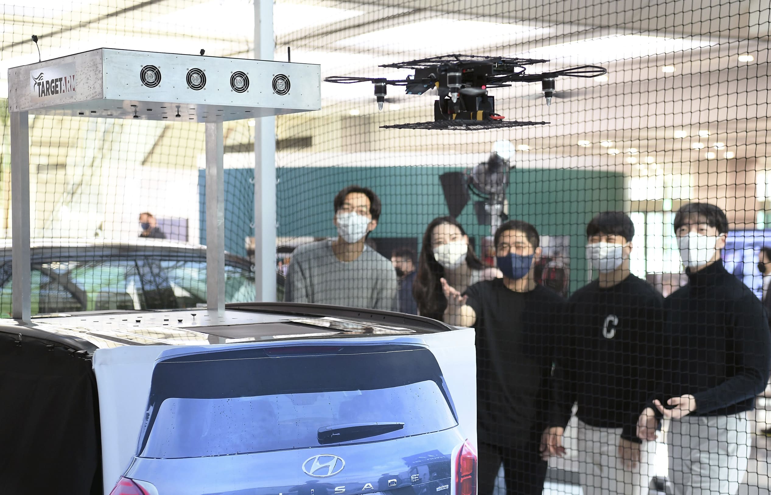2022 오픈 이노베이션 라운지에서 소개된 타겟암 시연을 감상하는 직원들