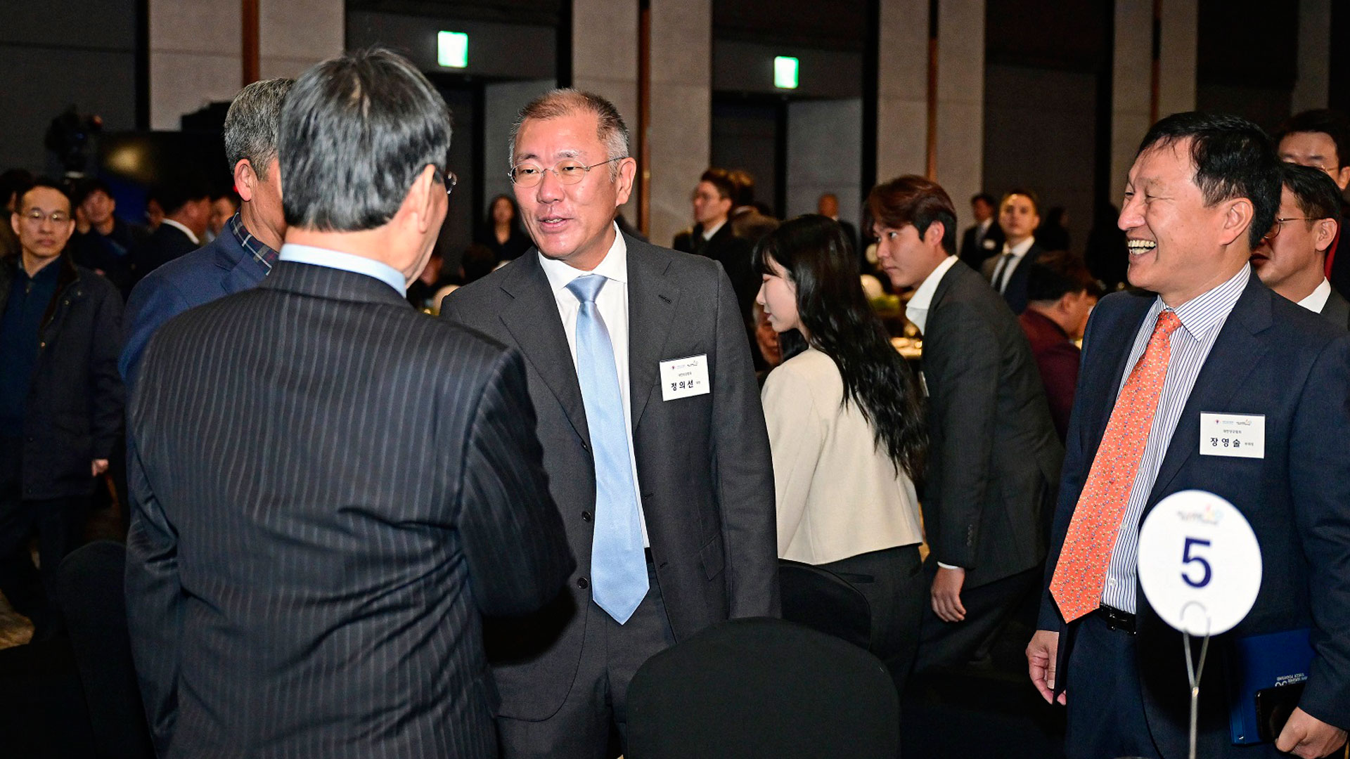정의선 현대자동차그룹 회장(대한양궁협회장)이 '2023 한국 양궁 60주년 기념 행사'에서 양궁인들과 대화를 나누고 있는 모습