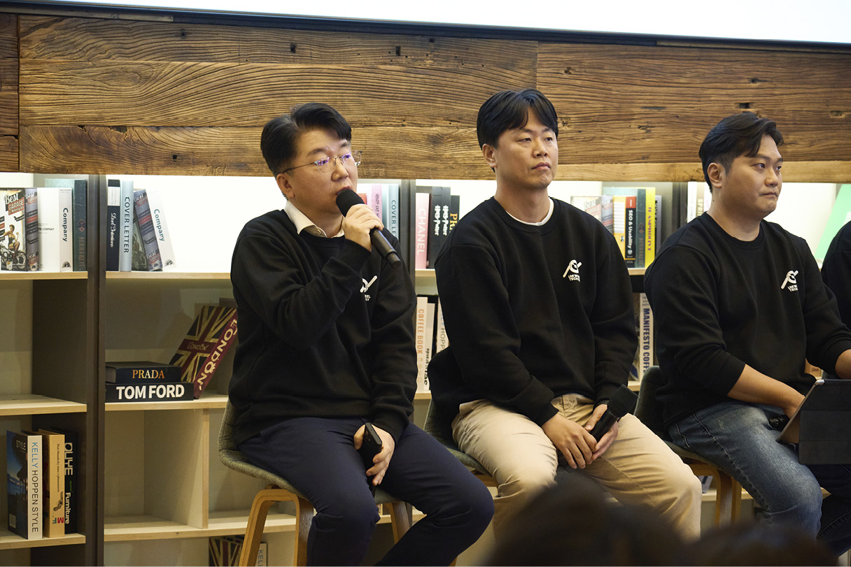 유니휠 테크데이에서 질문에 답하는 연구원