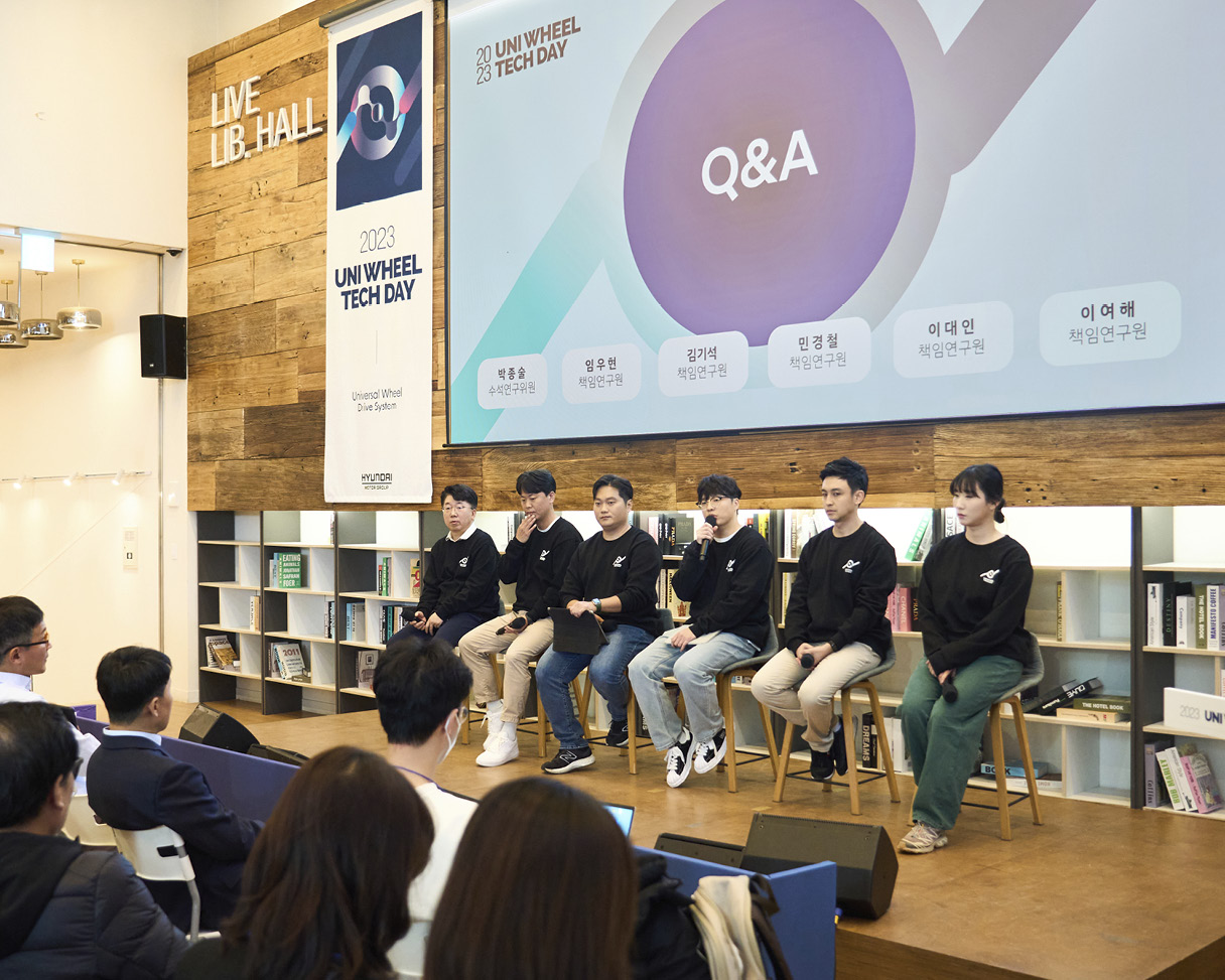 유니휠 테크데이에서 질문에 답하는 연구원