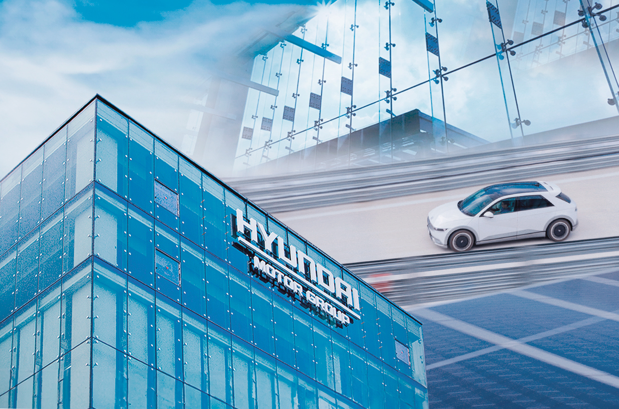 현대자동차그룹 로고가 걸린 건물과 주행하는 아이오닉 5의 모습
