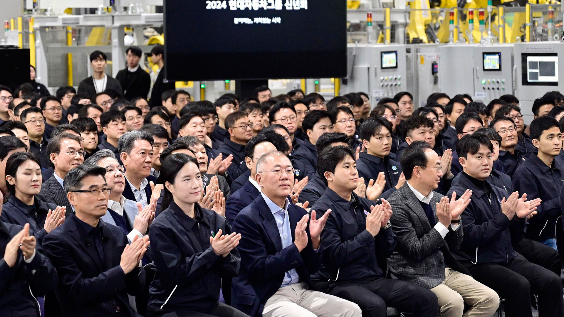 현대자동차그룹 2024년 신년회에는 정의선 회장과 그룹사 경영진, 그룹 임직원들이 온오프라인으로 참석했다.