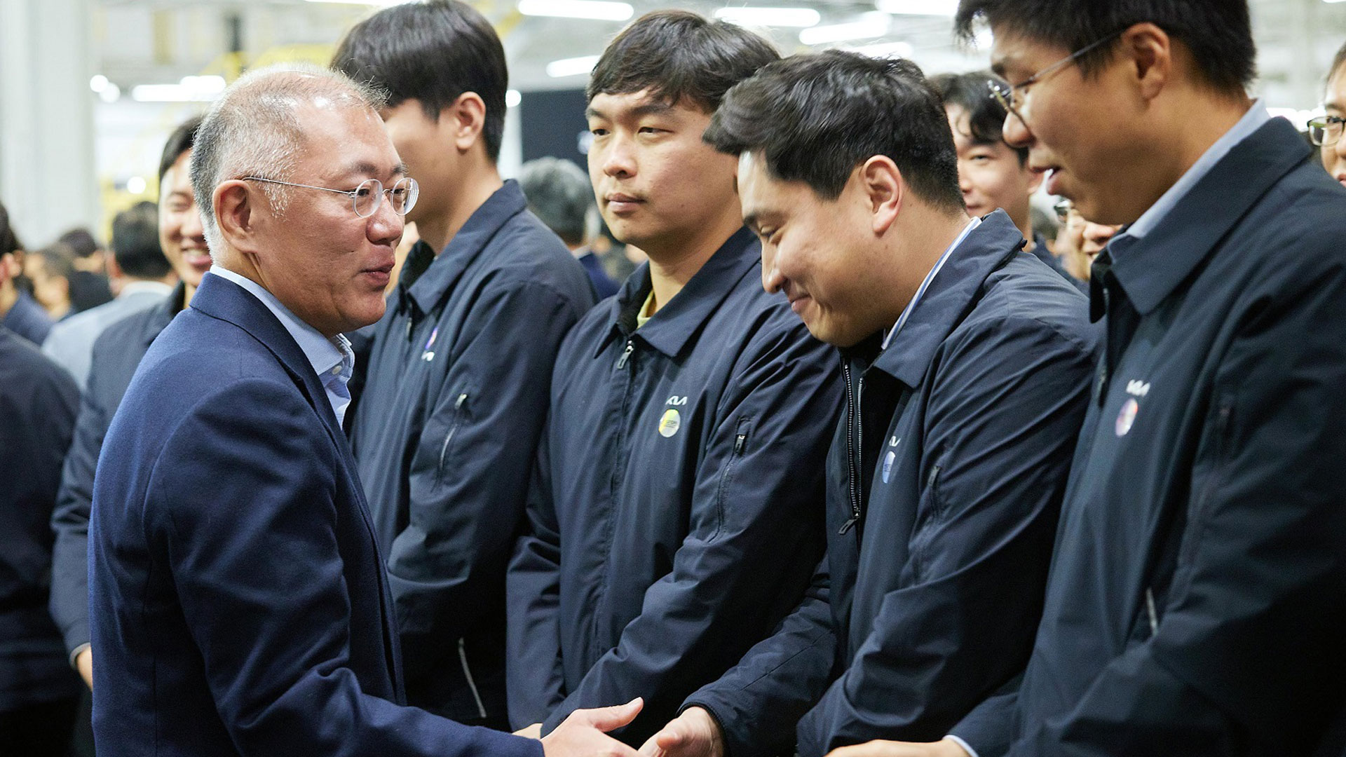 정의선 현대자동차그룹 회장이 직원들과 새해 인사를 나누고 있다.