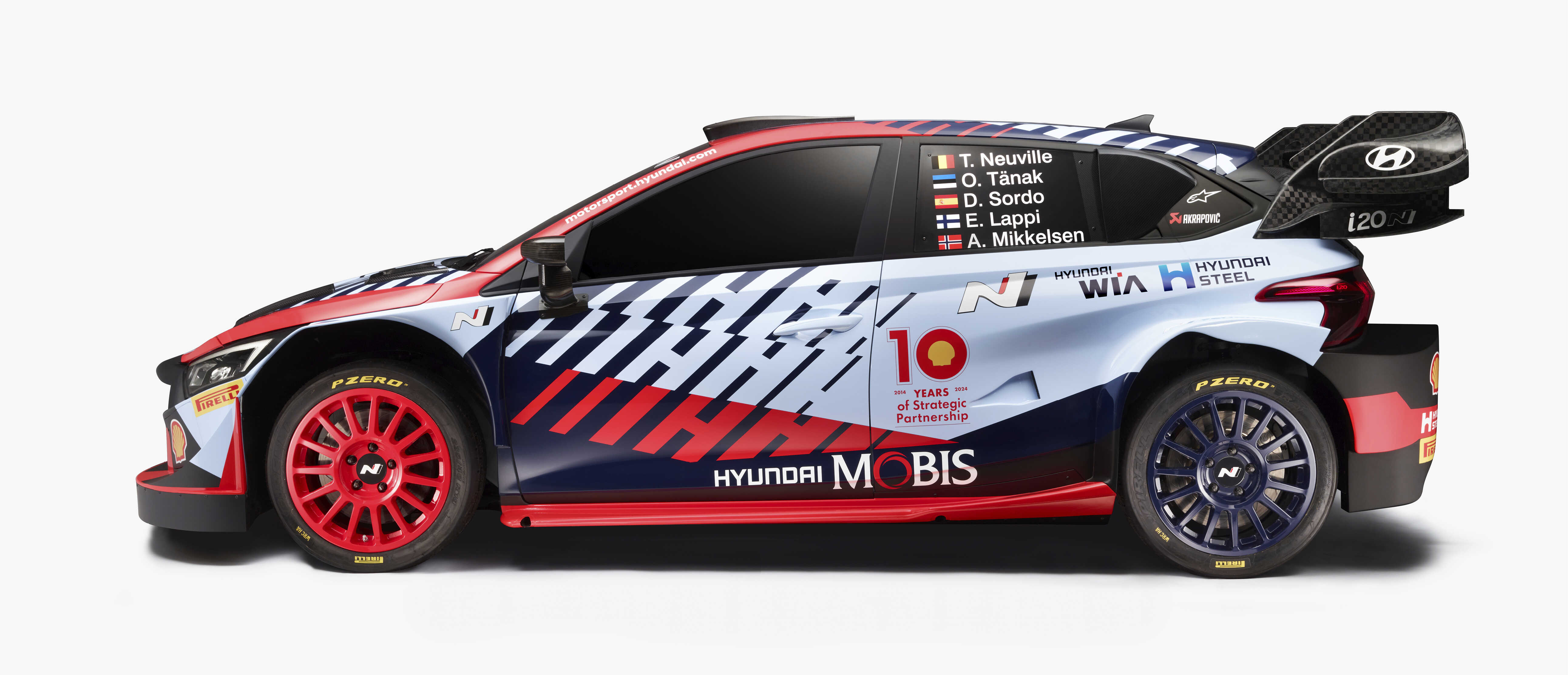 흰색 배경 위에 정차한 2024 WRC i20 랠리카의 정측면 모습