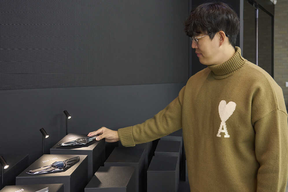 G80 전시를 기획한 제네시스 담당자가 엠블럼을 살펴보는 모습