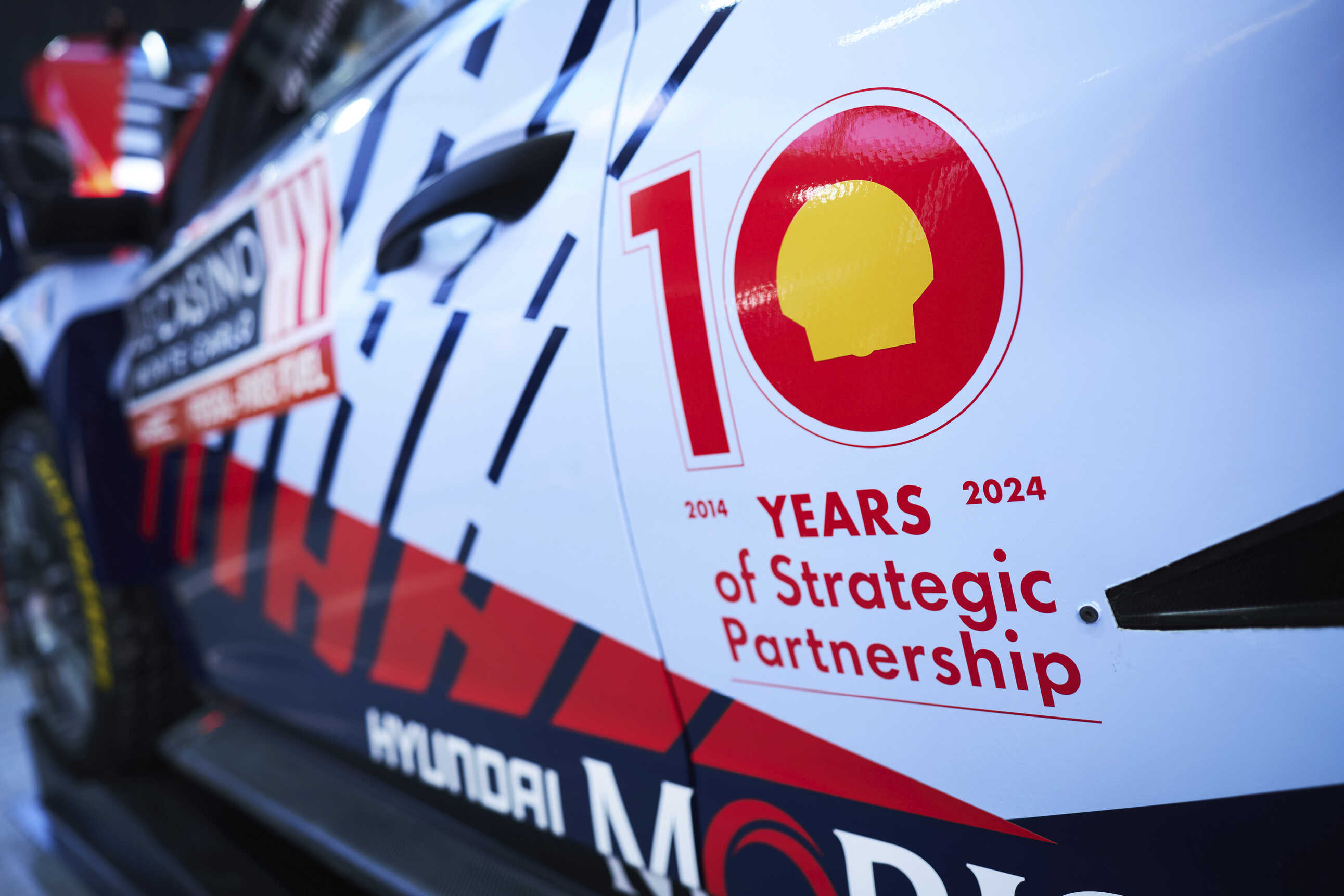 현대팀 랠리카 측면에 WRC 복귀 10주년 기념 스티커가 부착된 모습
