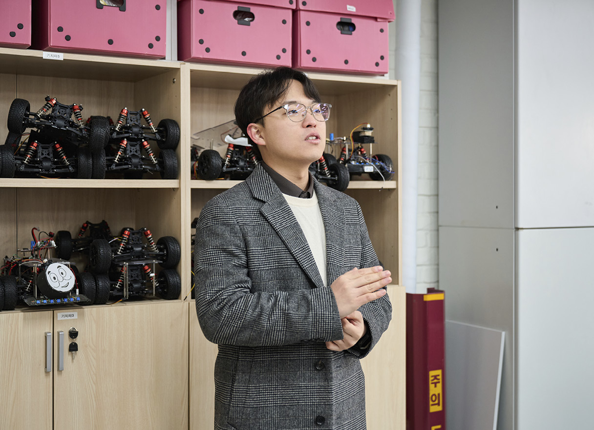 나유승 팀장이 인터뷰 질문에 답변하고 있다