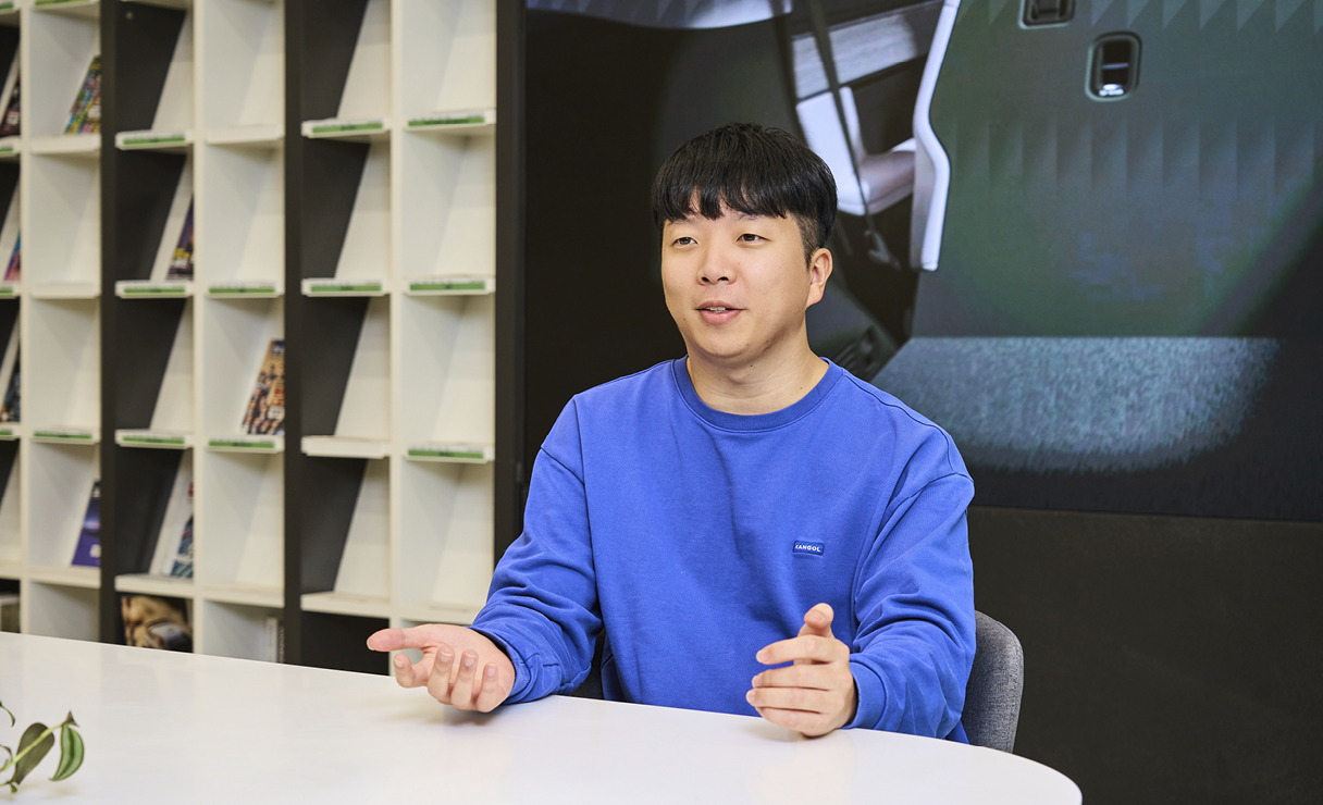 이번 개발 성과에 대해 설명 중인 연구원