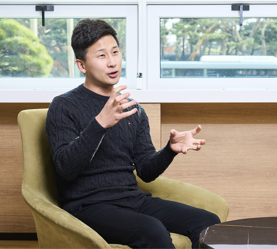 이번 개발 성과에 대해 설명 중인 연구원