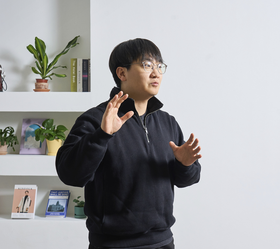 이번 개발 성과에 대해 설명 중인 연구원