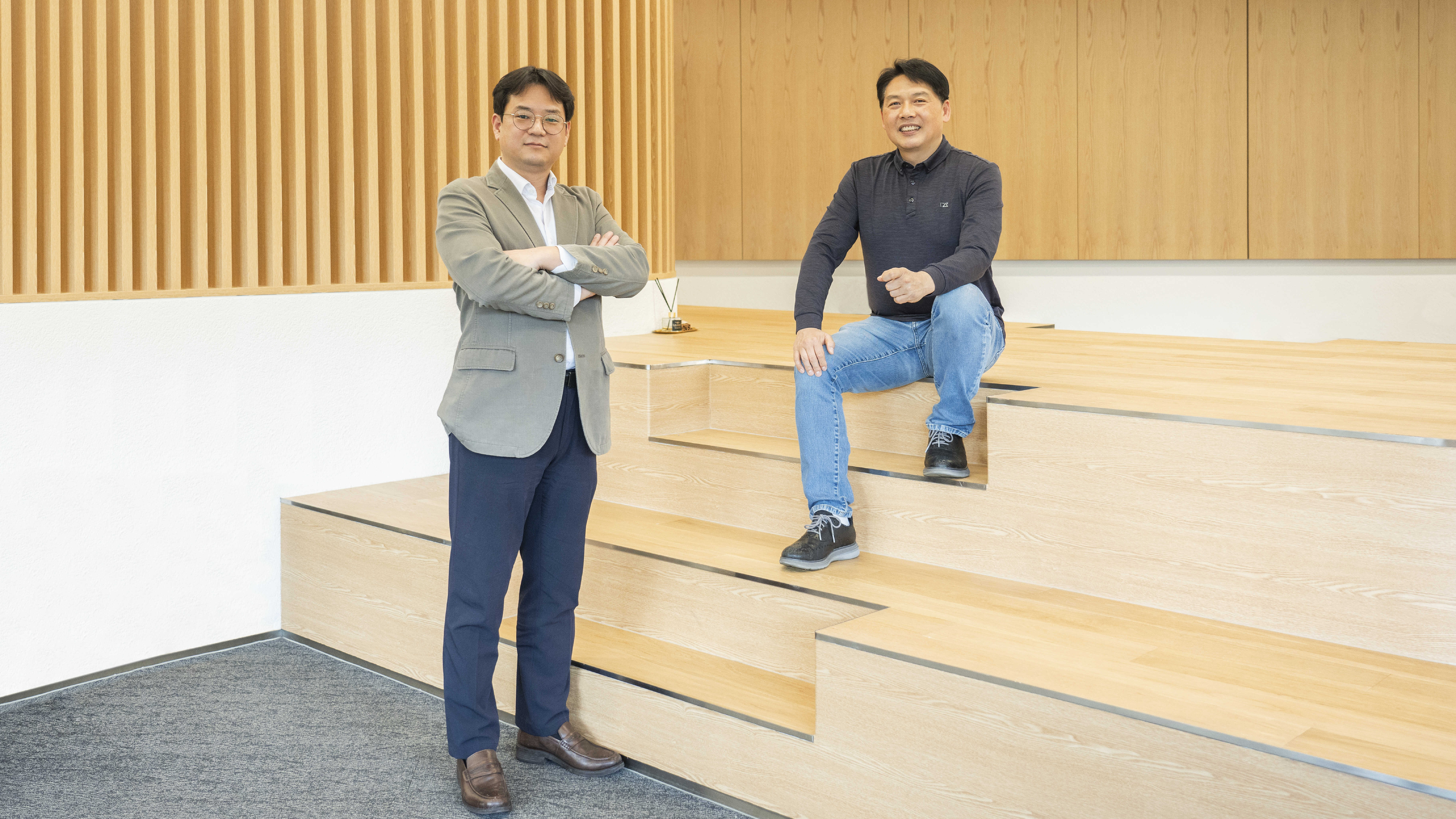 남성 두 명이 정면을 향해 포즈를 취한 모습