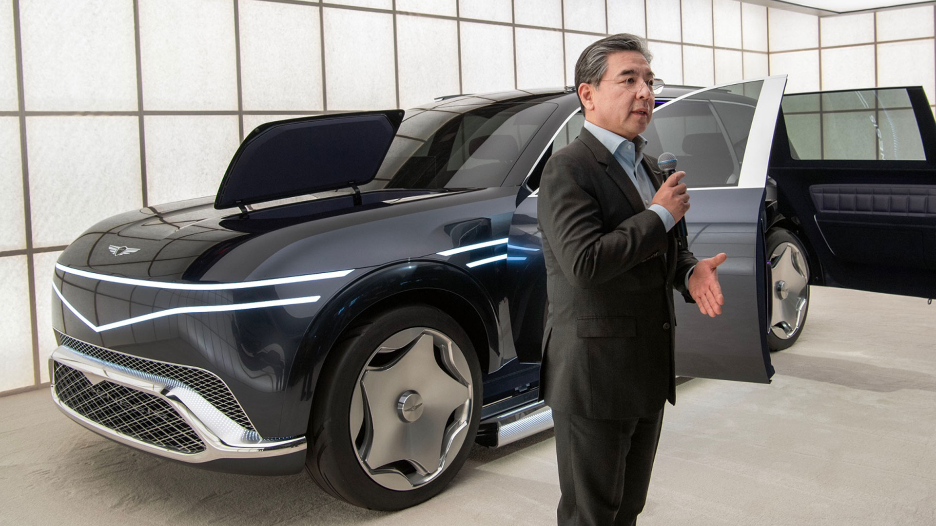 장재훈 현대자동차 사장이 제네시스 초대형 전동화 SUV ‘네오룬’ 콘셉트를 설명하고 있다.