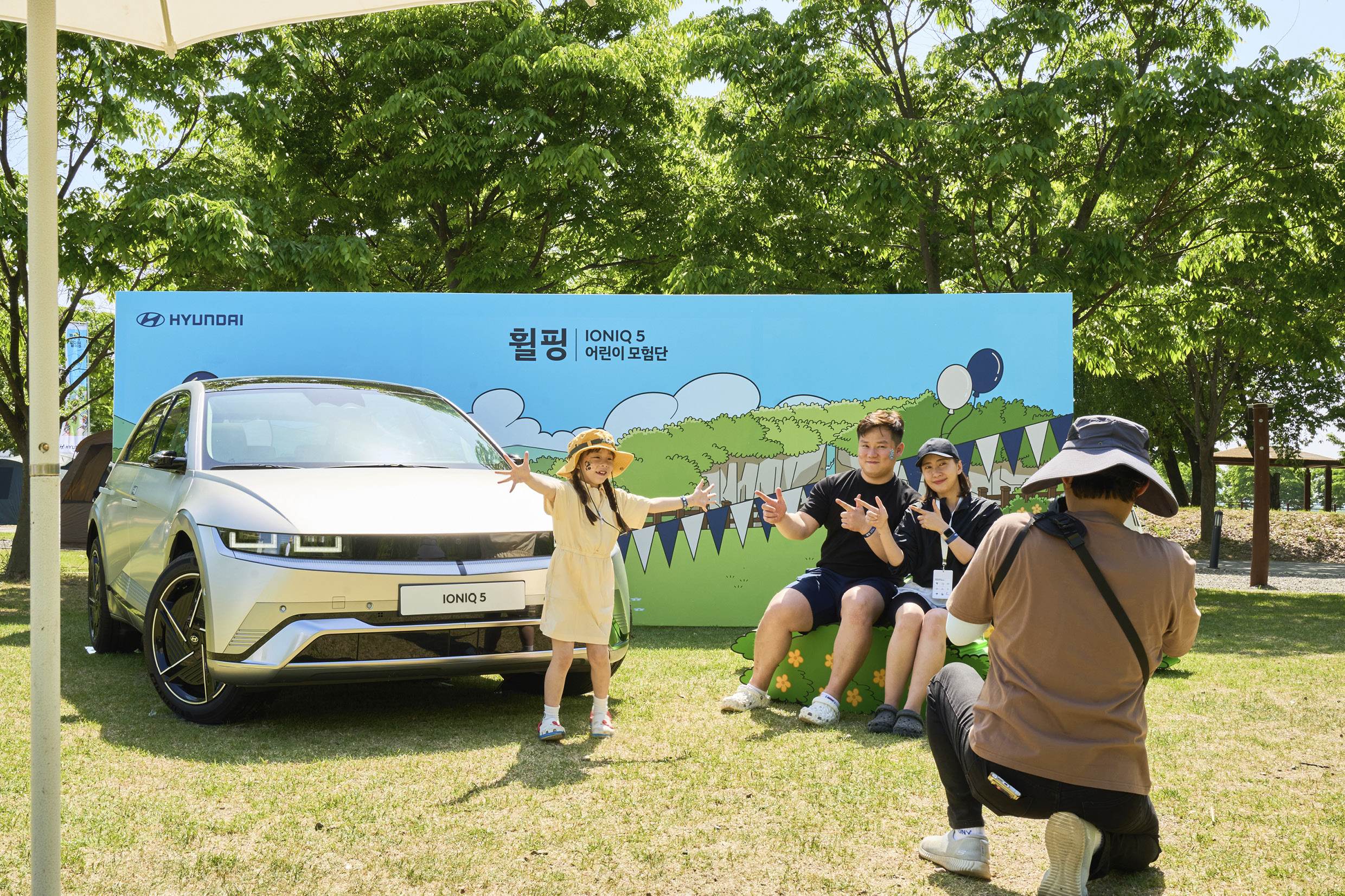 현대자동차 휠핑 행사 현장에서 사진을 찍는 가족들의 모습